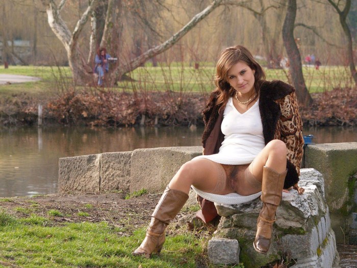 Girls in skirts without panties