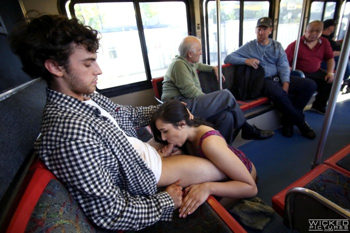 The model undressed on the bus