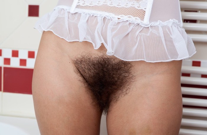 Mature hairy pussy in shorts