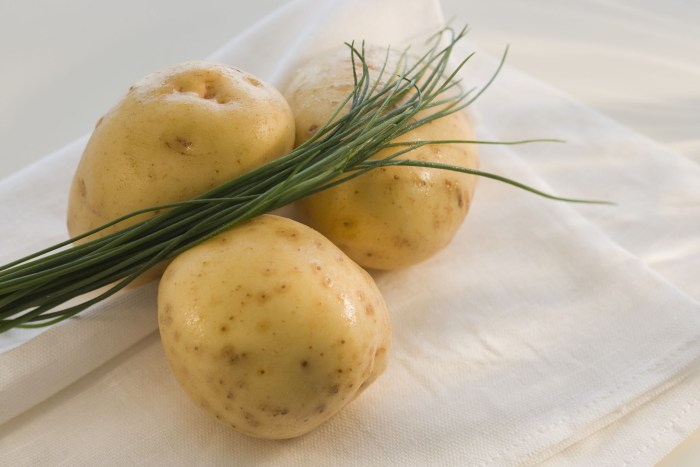 Potatoes with plates in a plate