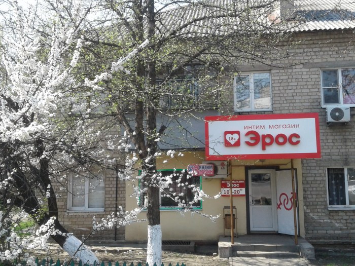 Hitchcock window in the courtyard of Hopper