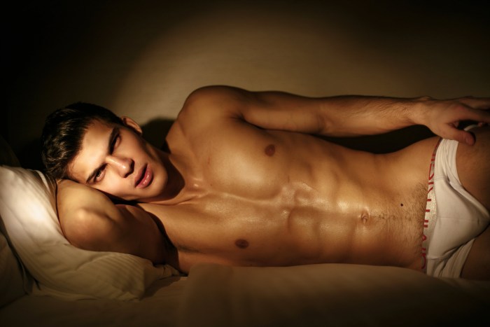 Stefan Salvatore in bed