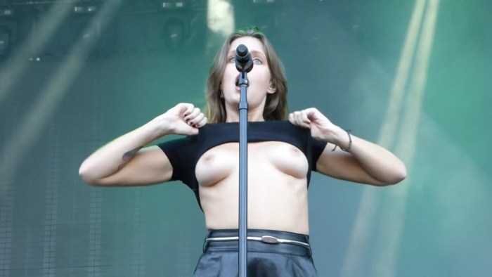 Russian stars lights up tits