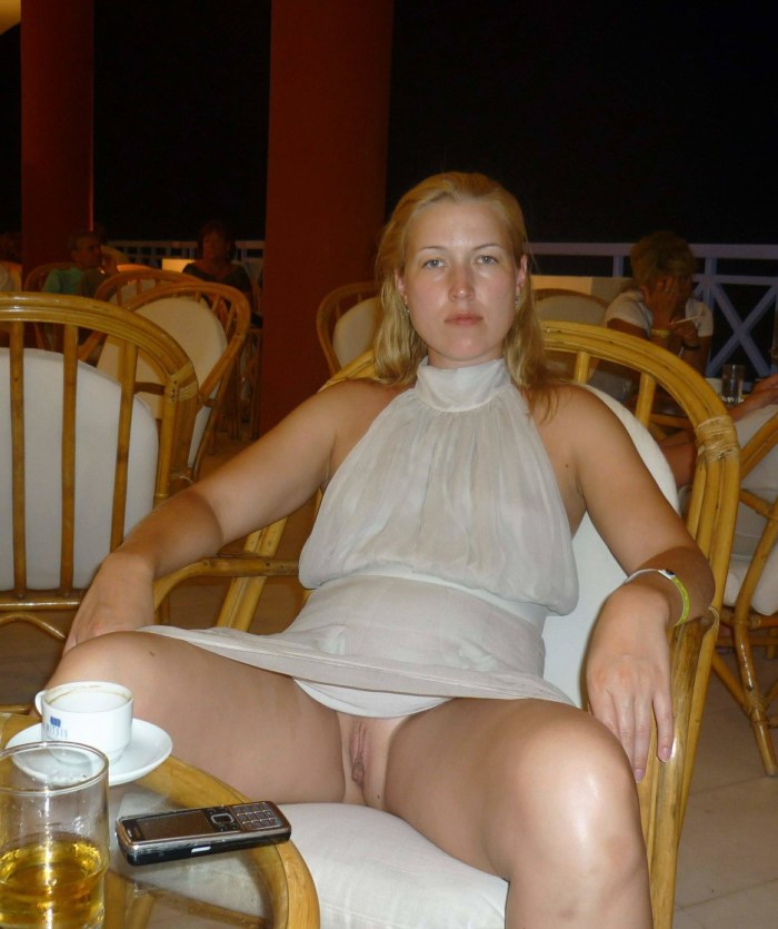 Wife shows a pussy on the street