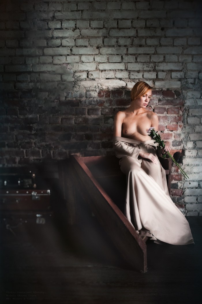 The photographer takes pictures naked