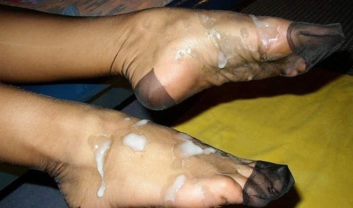 The guy cums on the girl's feet