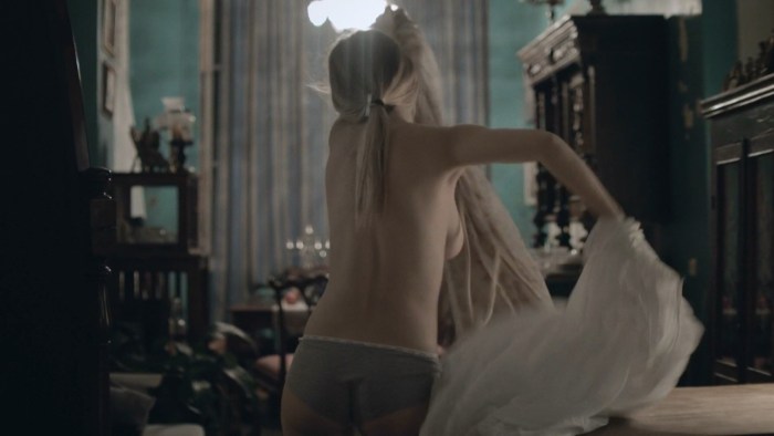 Naked model shows its figure