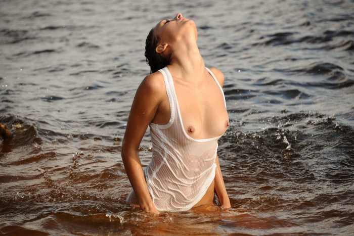 Pornovideo in wet clothes