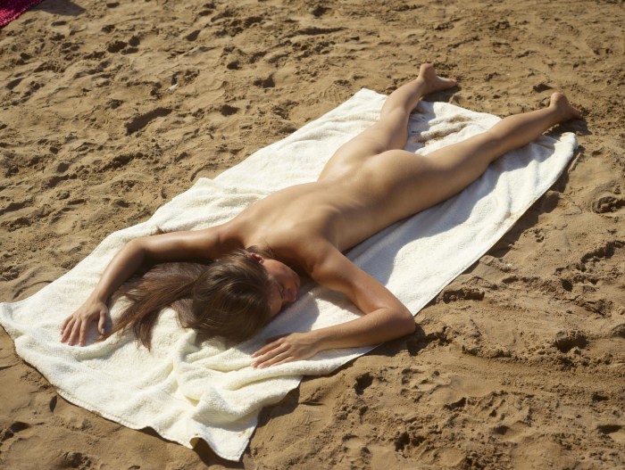 Fans to sunbathe naked