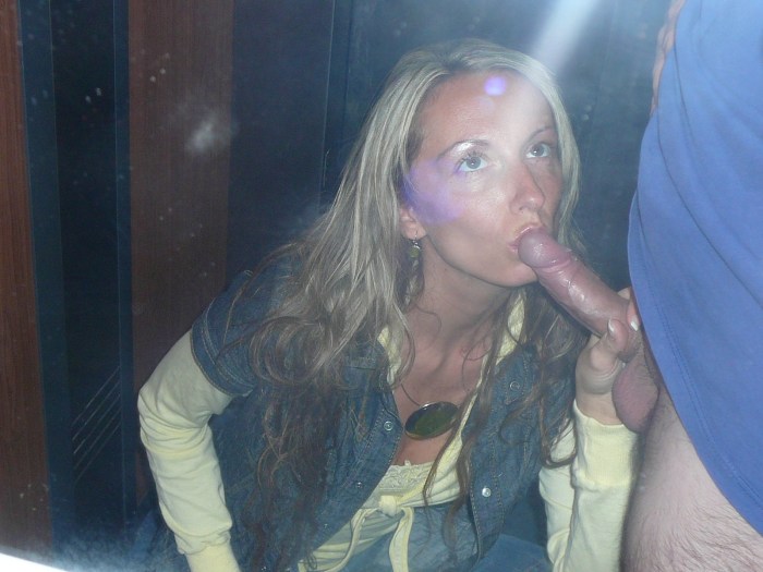The schoolgirl sucked in the entrance