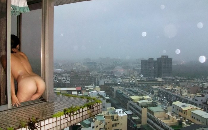 Nicole Eniston on the roof