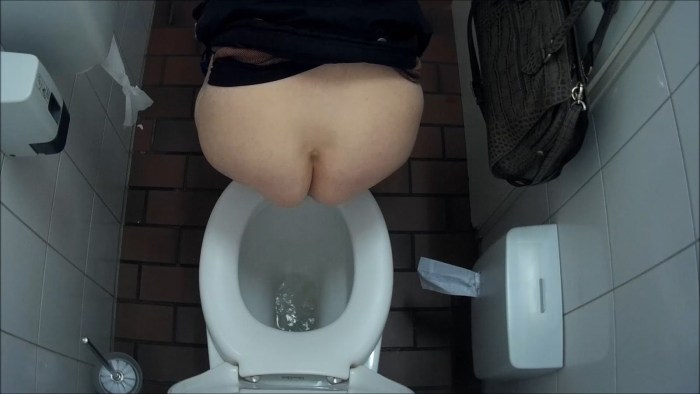 Pissing peeping