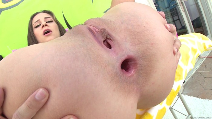 Ladies with deep scat anus