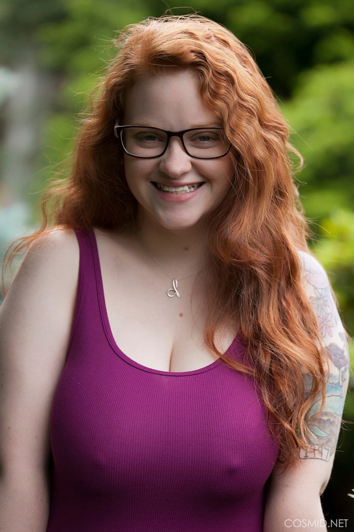 Red -haired girl in jeans