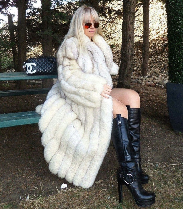 Long -haired in a fur coat