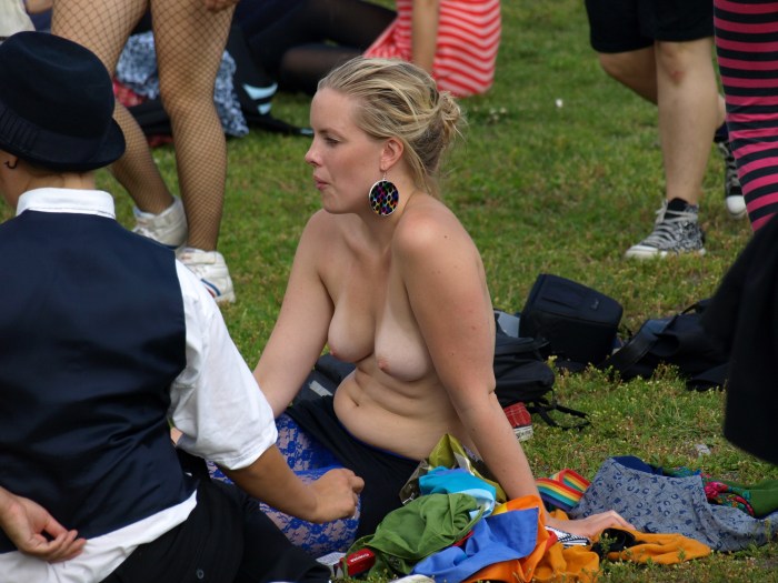Girls lift skirts without panties