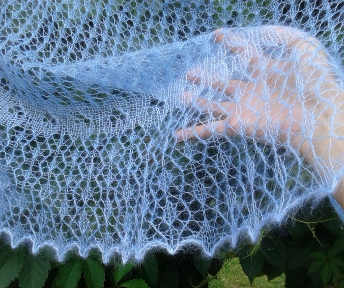 Pulover with solid sleeves with knitting needles scheme