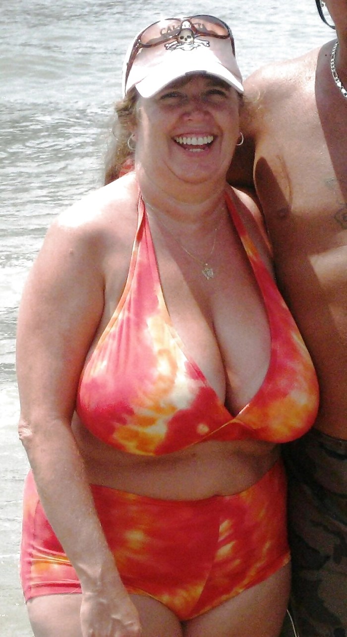 Gilfs in a swimsuit
