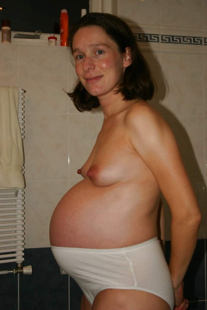 Naked pregnant women in bed