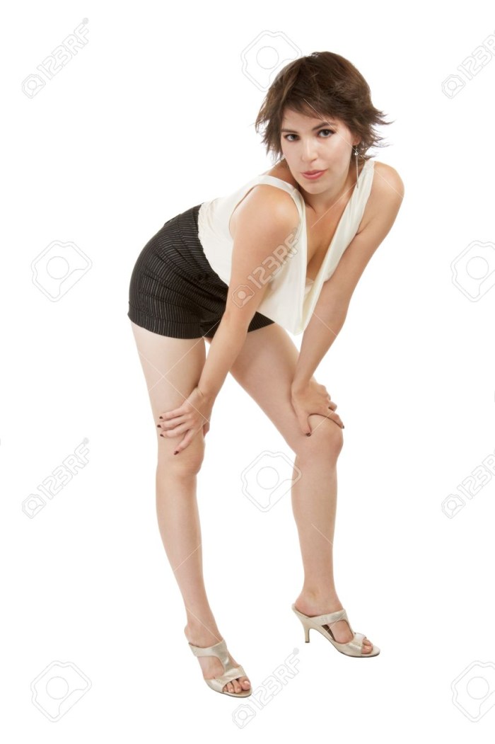 The girl leaned on her knee