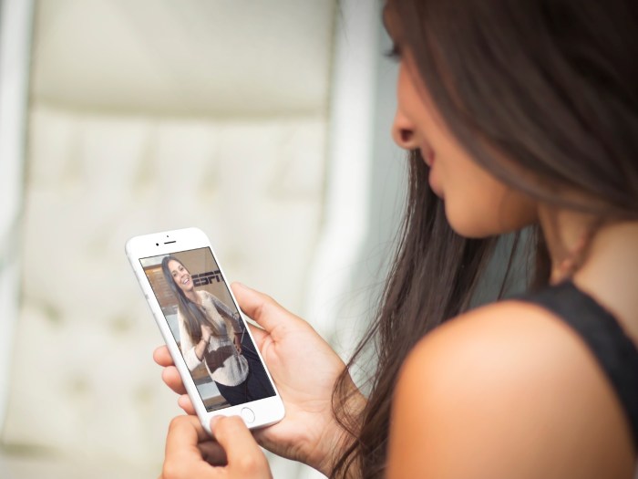 Advertising smartphone