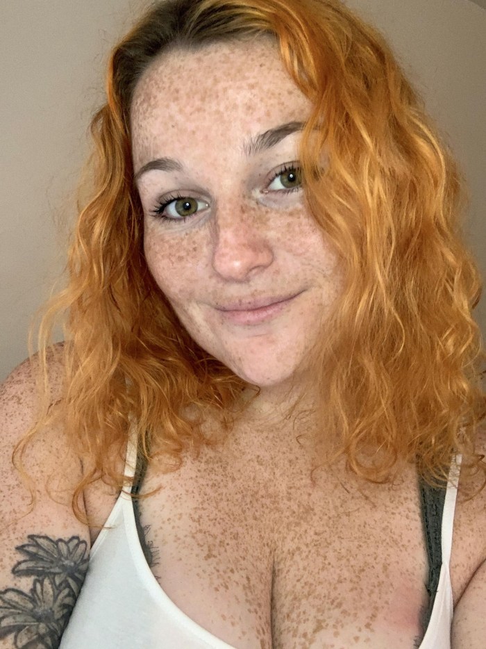Red wife poses naked