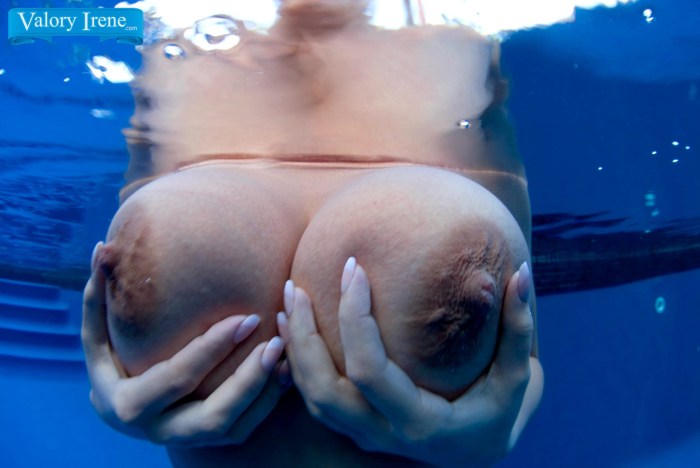 Big boobs under water