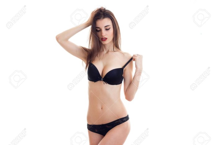 Women with Big Boobs Wear Strapless Bras for a Week