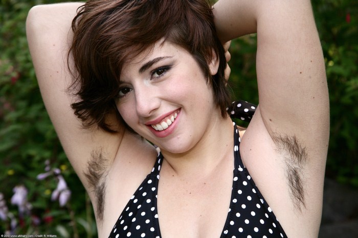 Penelope Crucial hair under the armpits