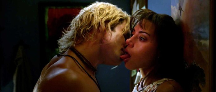 Girls from above: French kiss