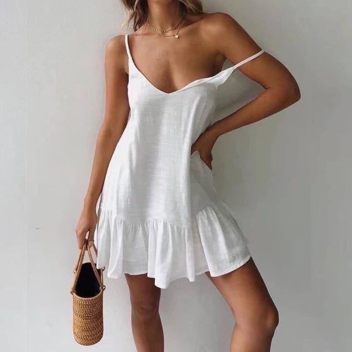 Paula Manzanal in a dress