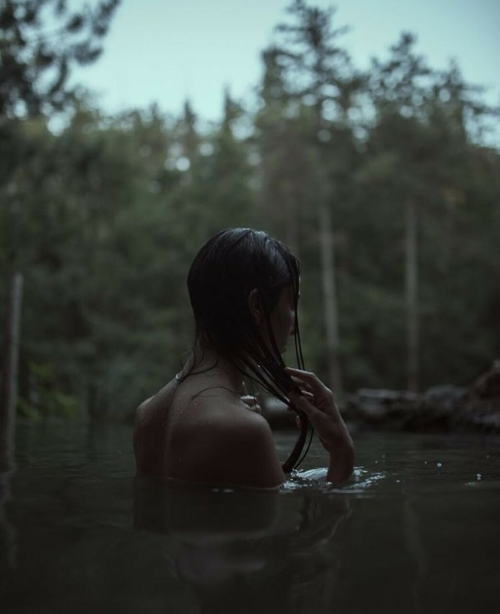 Red -haired girl in the forest