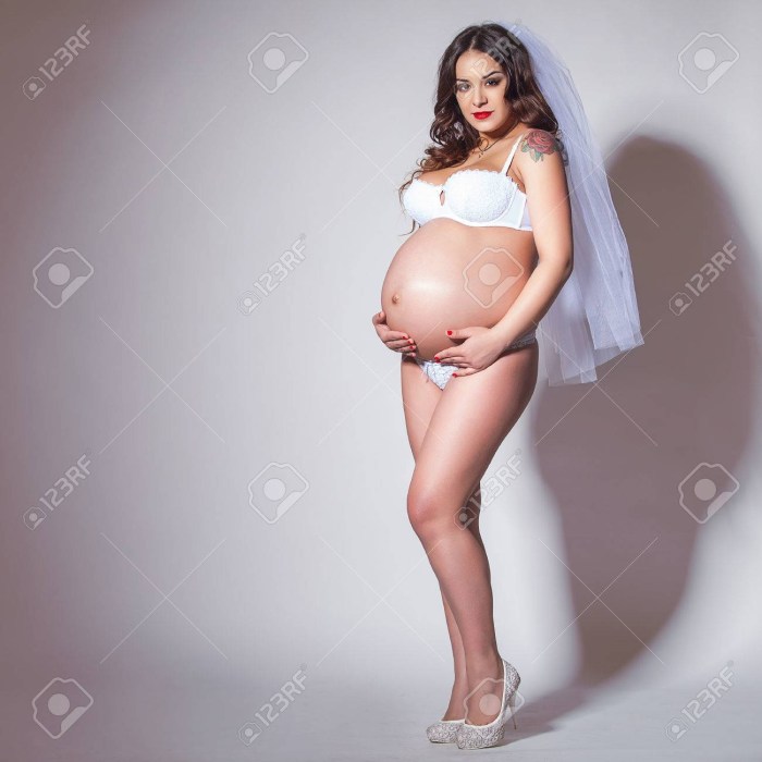 Photoshoot of a pregnant nude