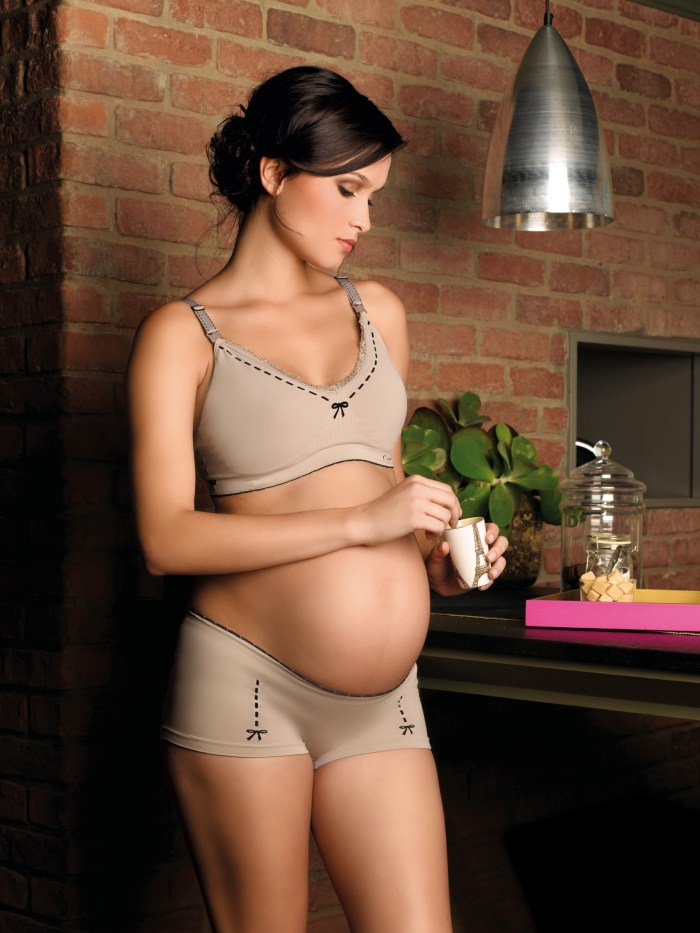 Photoshoot of pregnant women in a peignoir