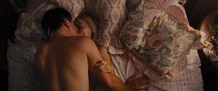 Margot Robbie and Leonardo DiCaprio bed stage