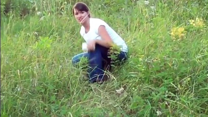 Voyeur Peeing: Outdoor Peeing Schoolgirls