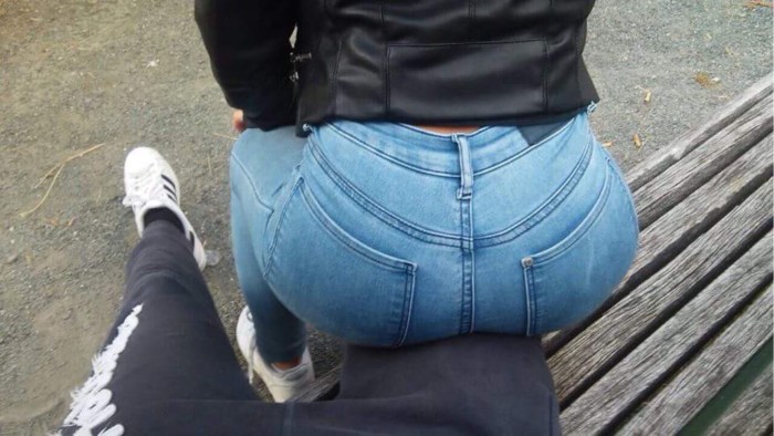 Girls in jeans on the knees