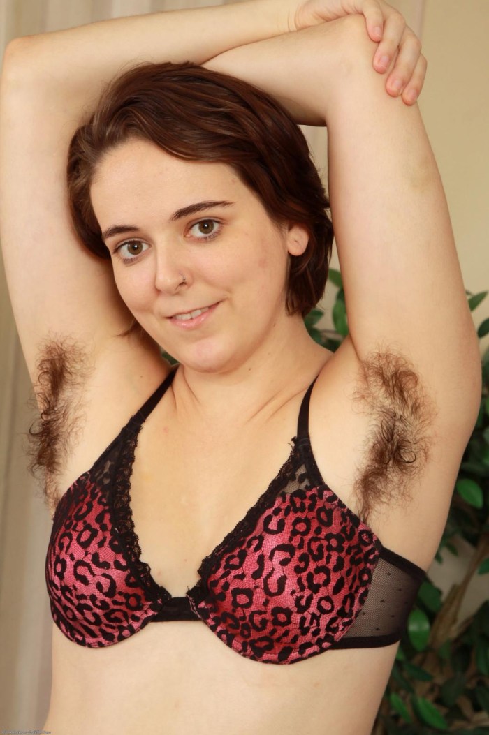 Penelope Crucial hair under the armpits