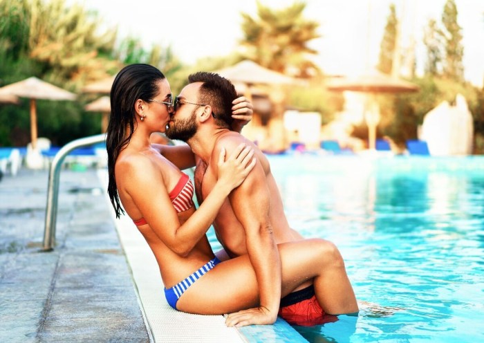 Kiss in the pool
