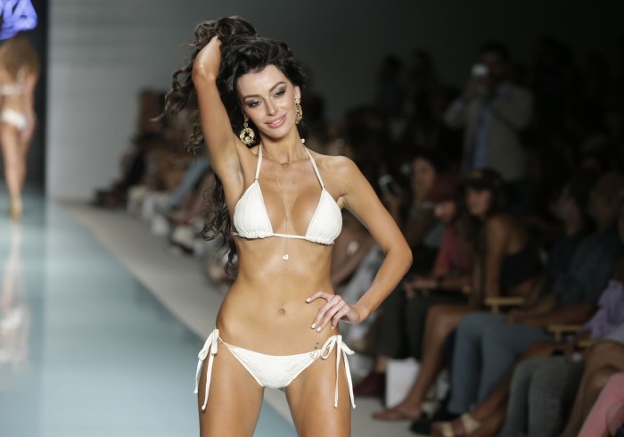 Defile models in bikini