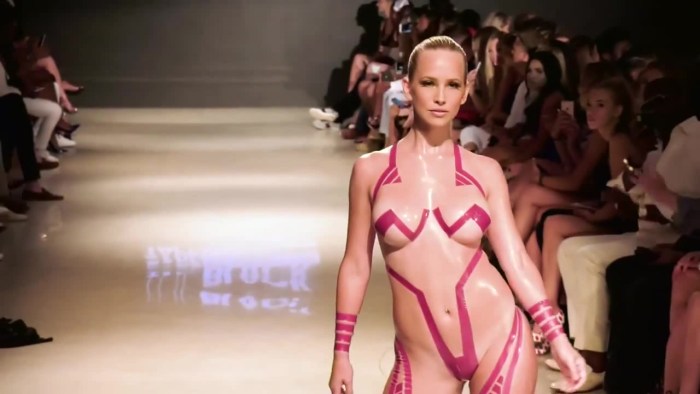 Show of the fashion of the lower linen of the bikini Kate Apton