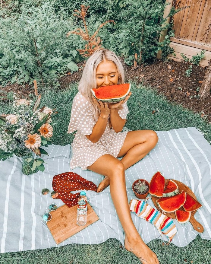 A guy with a girl on a picnic