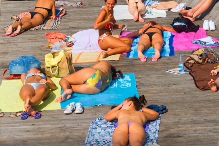 They sunbathe in Moscow