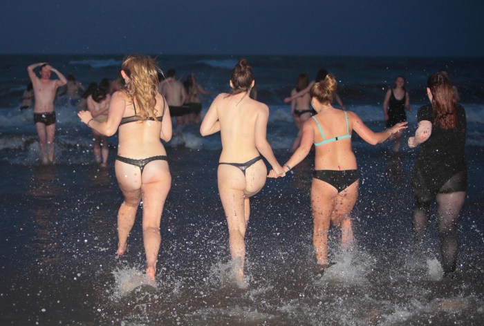 Mass bathing naked