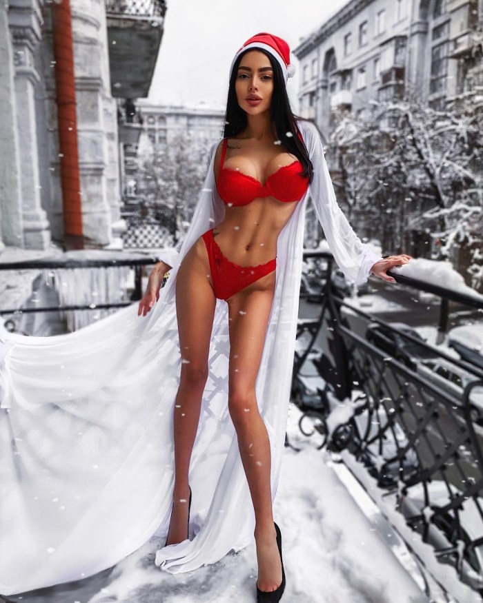 Alena Omovich @alenaomovich