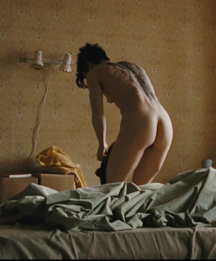 Naked Numi Rapas with a dragon tattoo