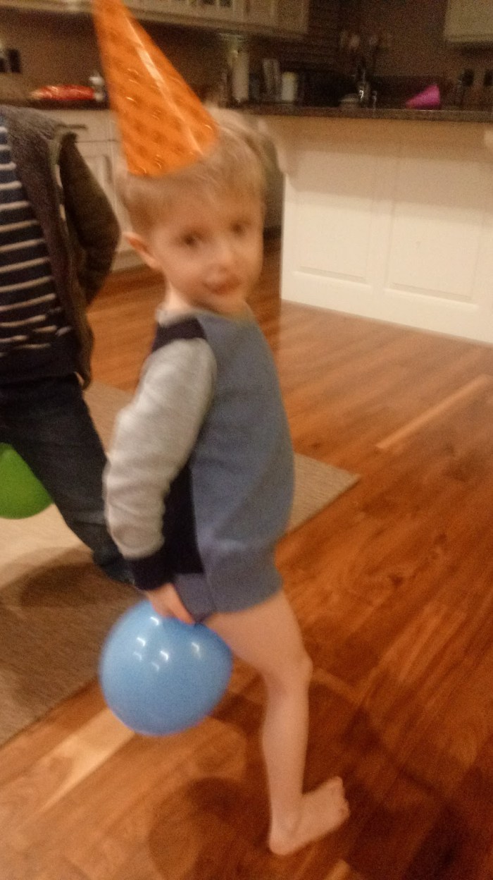 The child walks on socks
