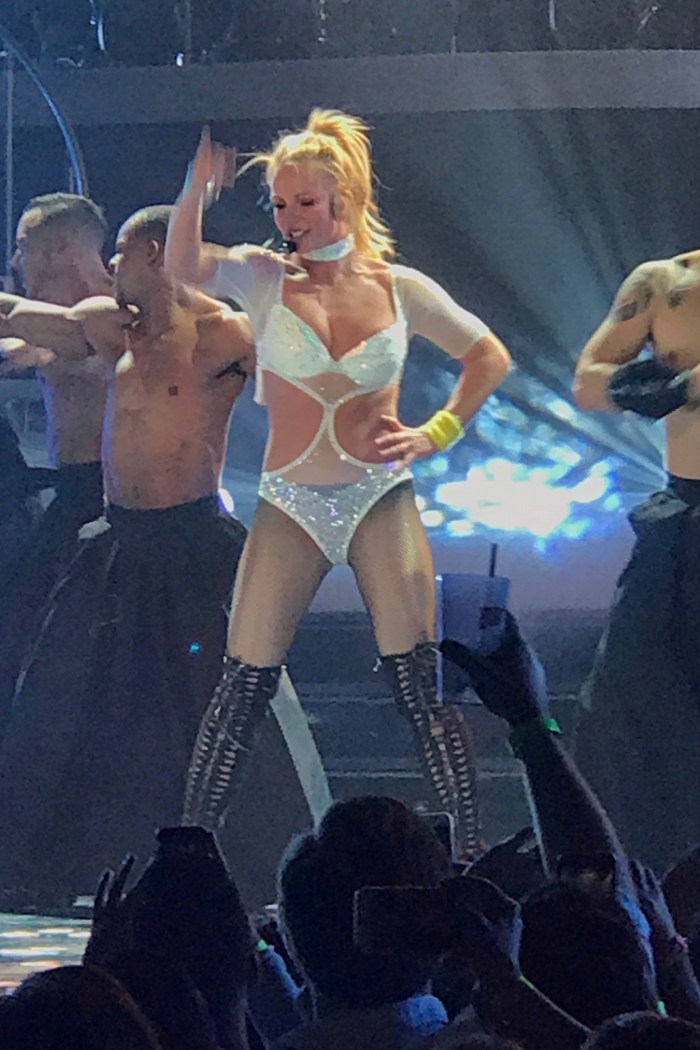Britney Spears kisses Madonna