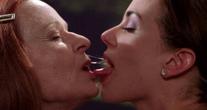 Mia Kirschner Kiss