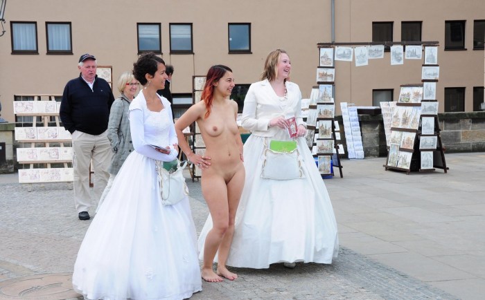 Random nude at a wedding